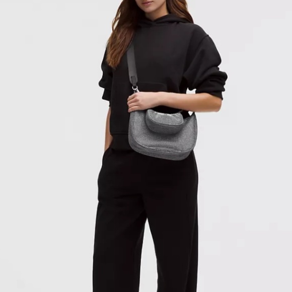 LULULEMON City Essential Nano Shoulder Bag. NWT. - Picture 4 of 7